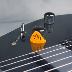 Knob Guard V2 Jack-O’-Lantern installé autour du bouton de volume d’une guitare électrique